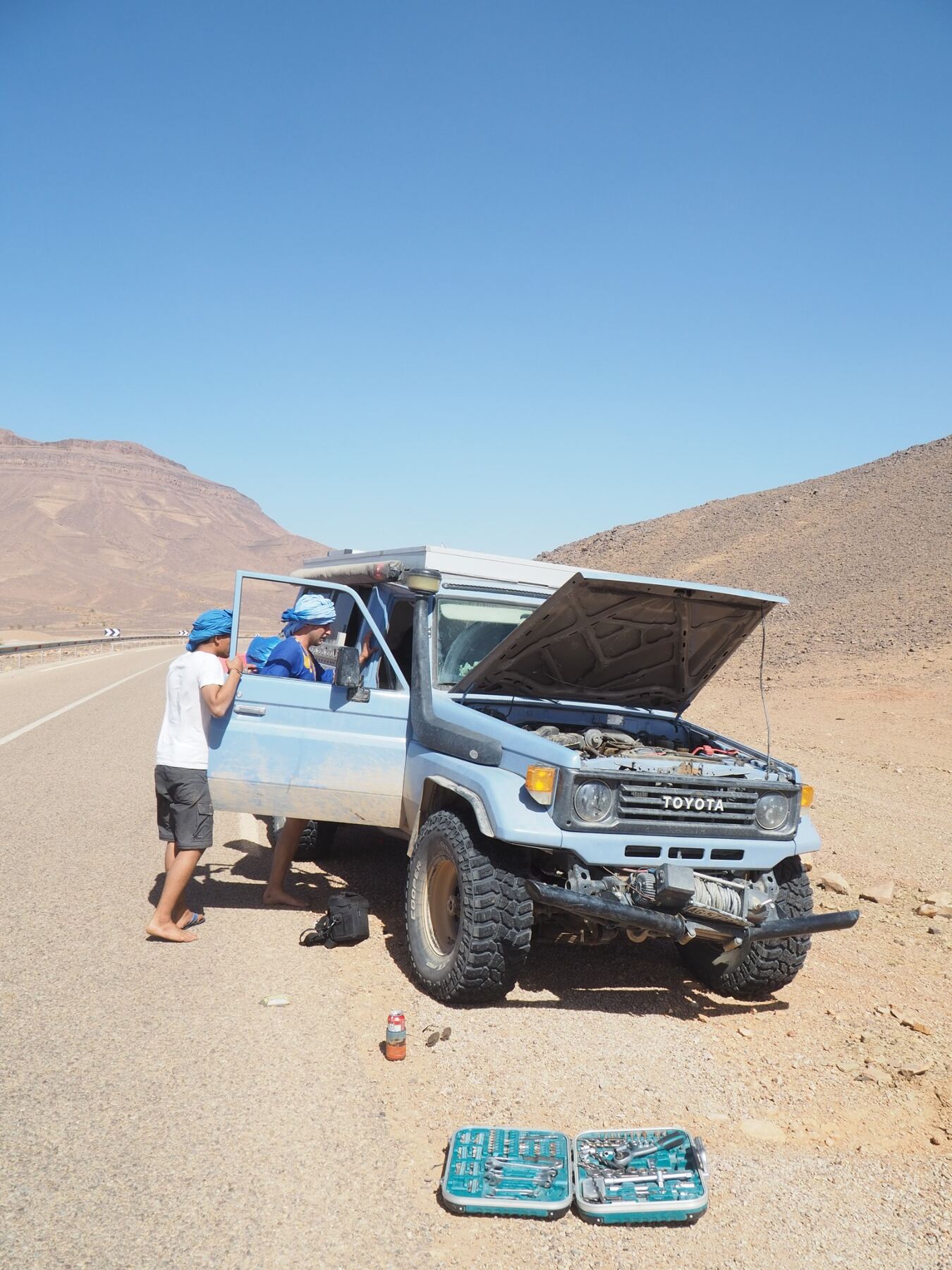 Reparatur am Land Cruiser in Marokko