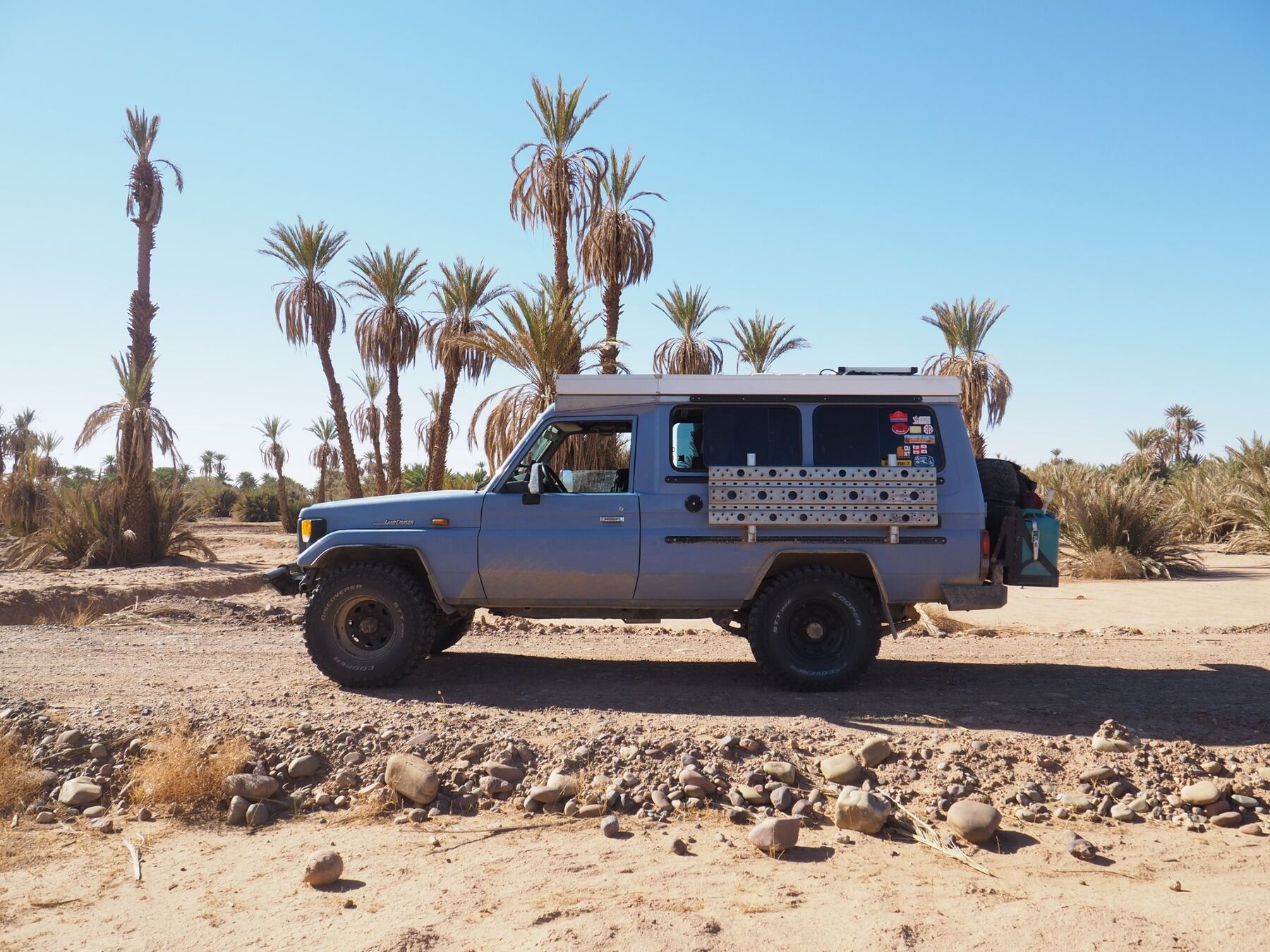 Land Cruiser in einer Palmenoase