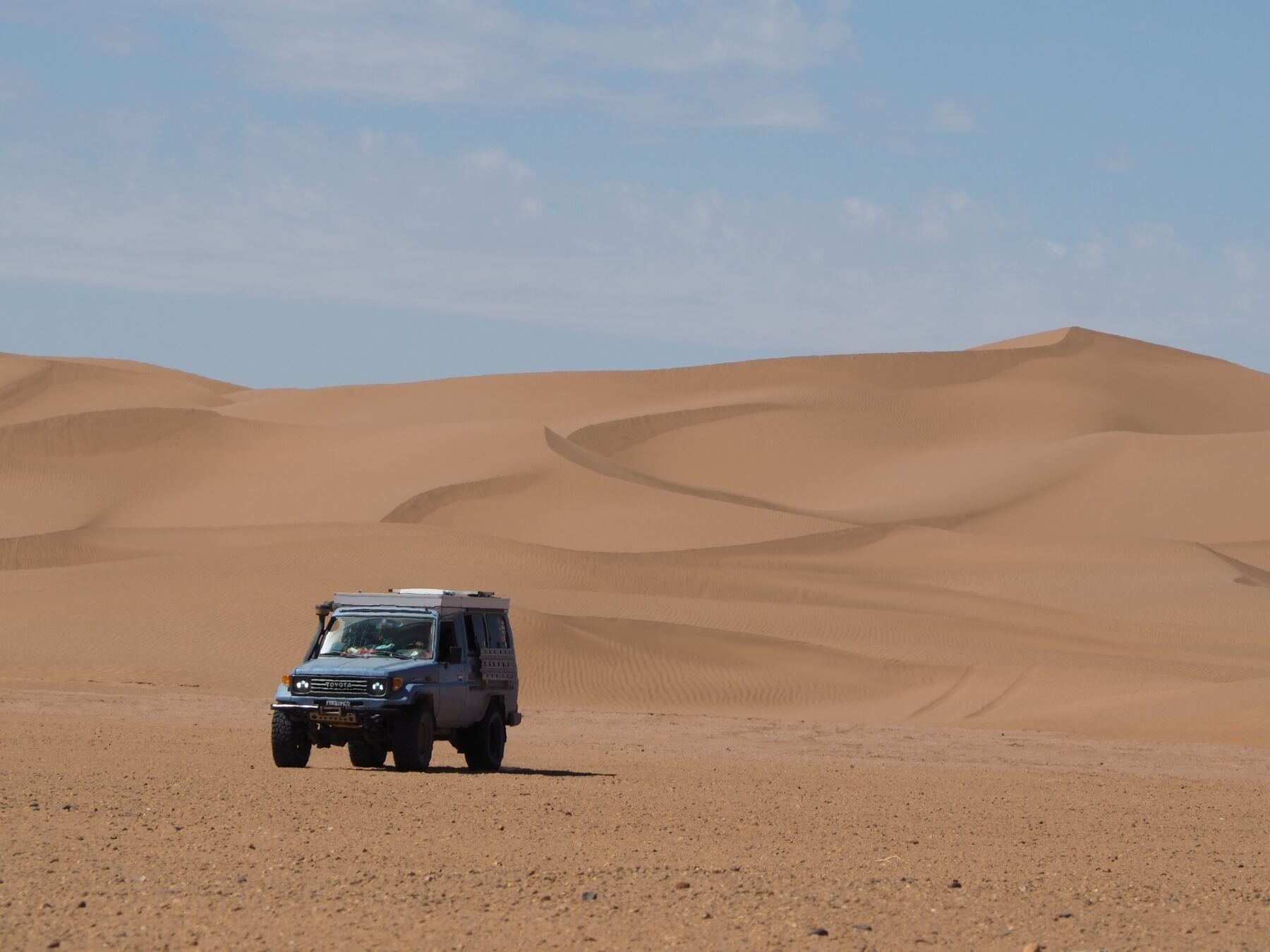 Land Cruiser vor den Dünen der Sahara