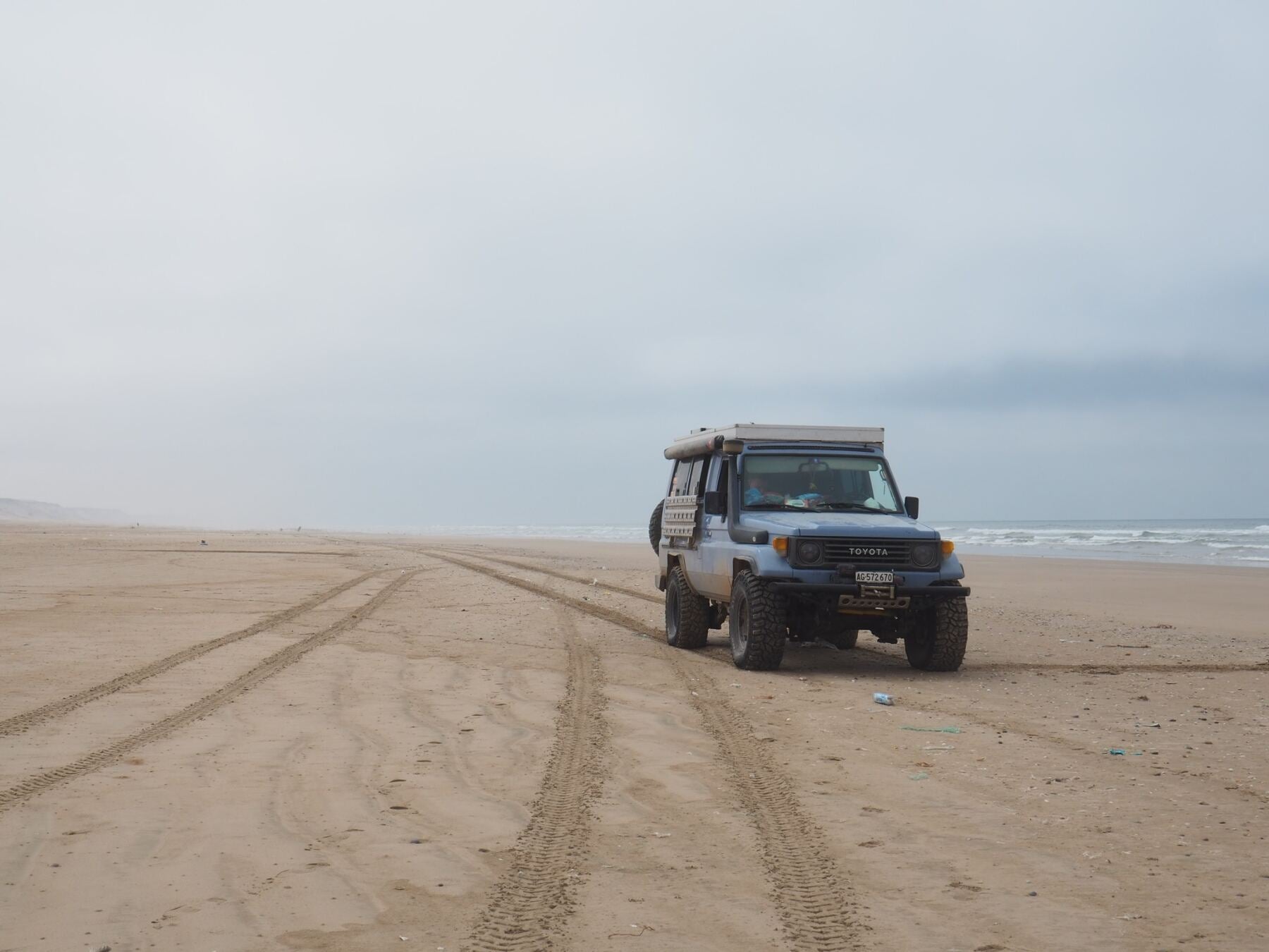 Land Cruiser auf einer Strandpiste in Südmarokko