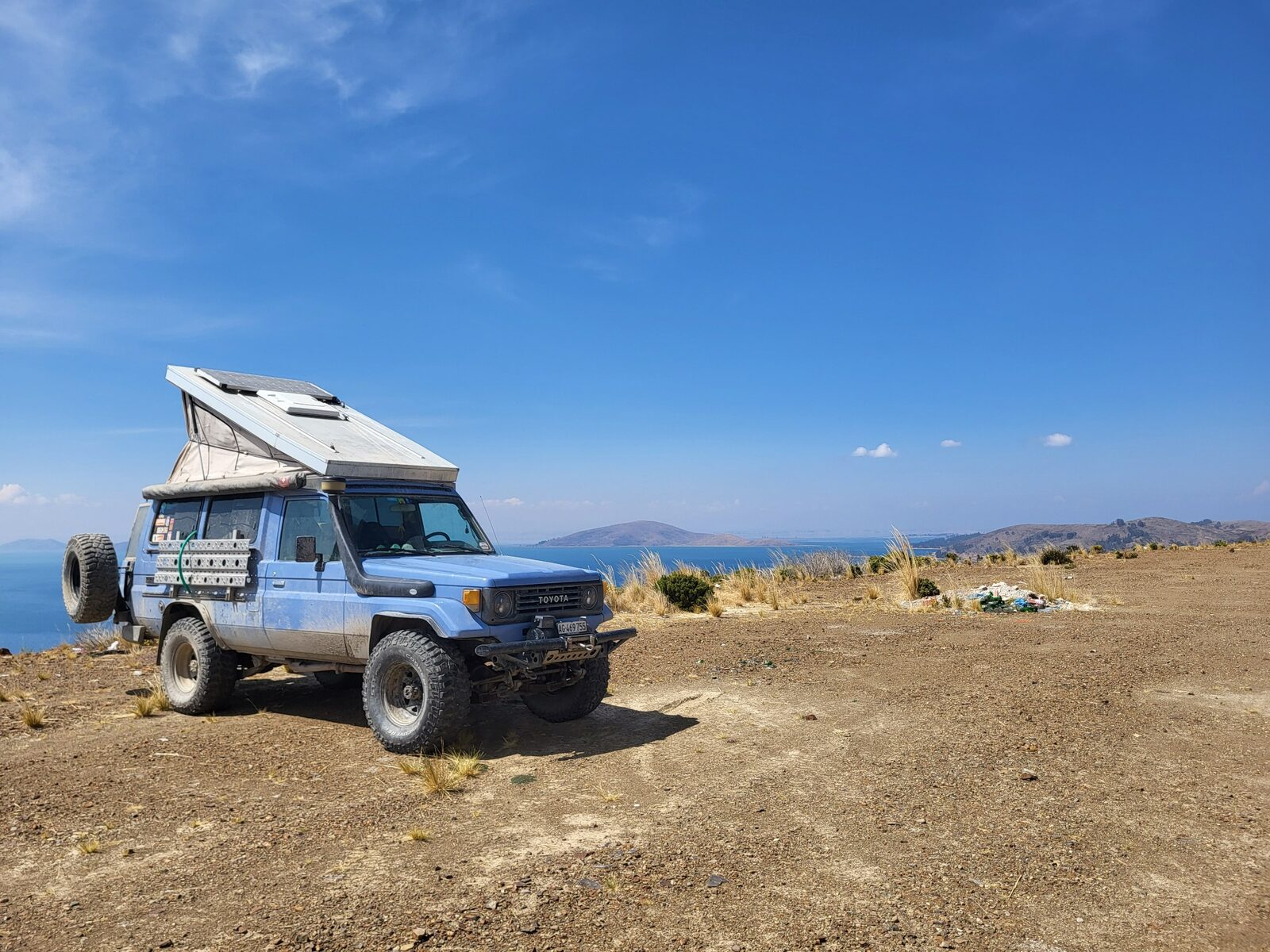 Land Cruiser mit geöffnetem Dach im Hochland