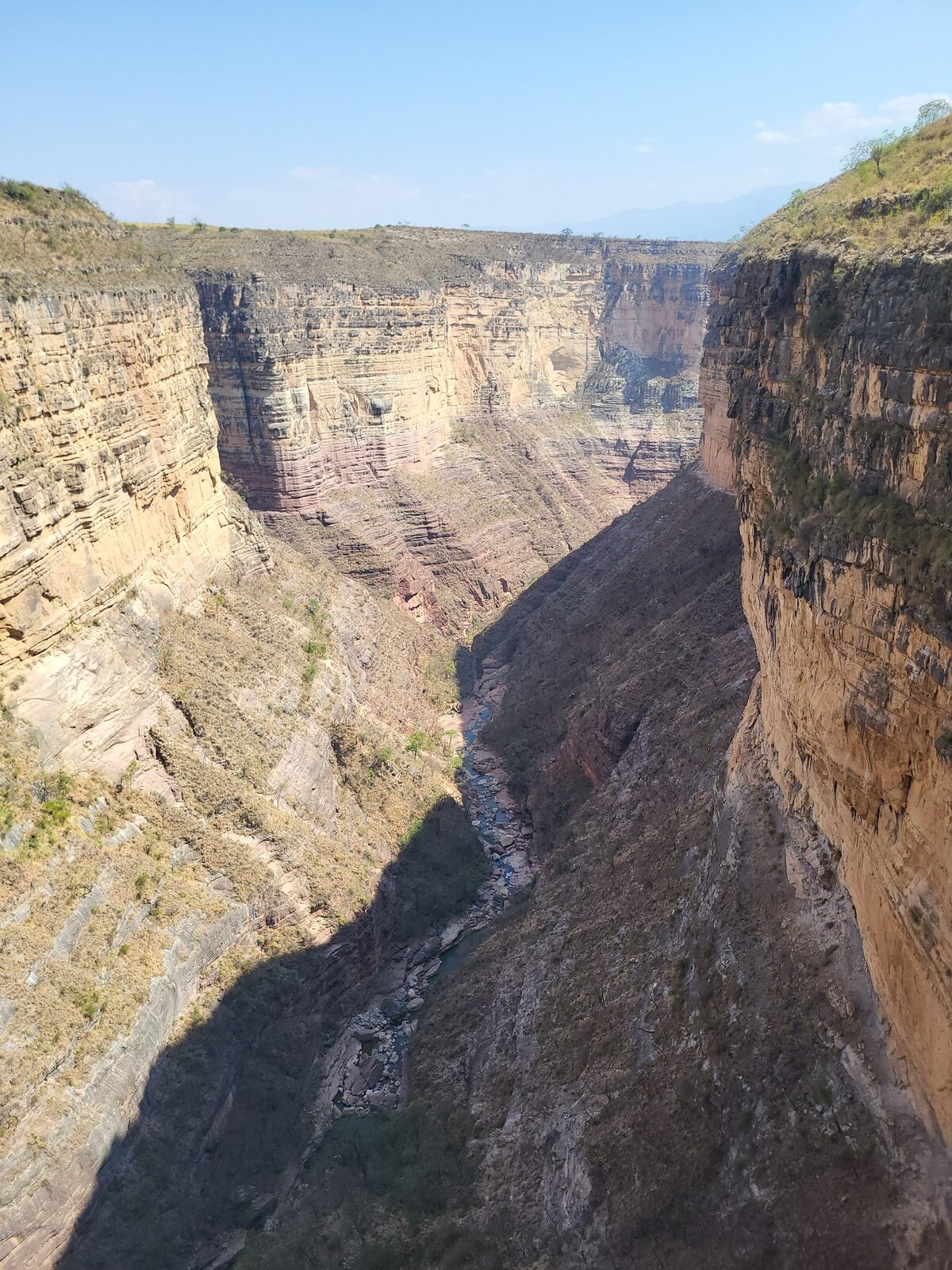 Tiefe Schlucht in Bolivien
