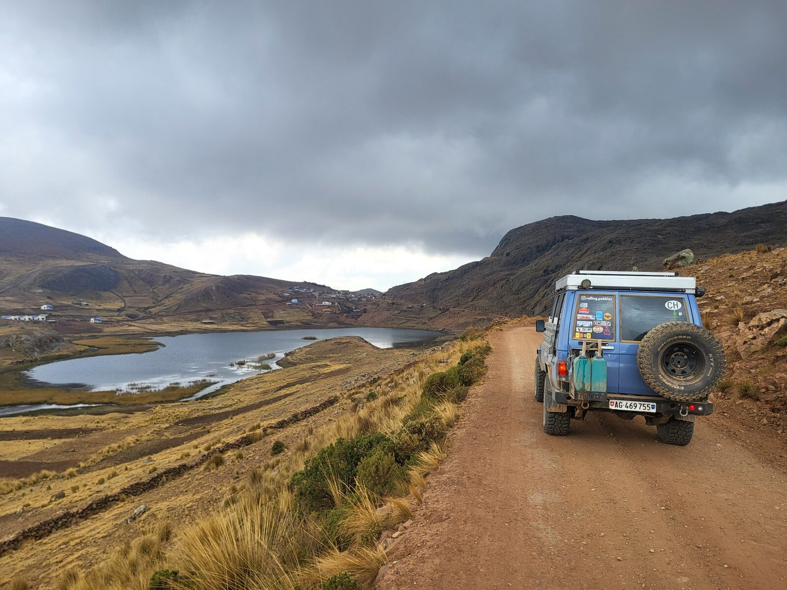 Land Cruiser an einer Hochlandlagune