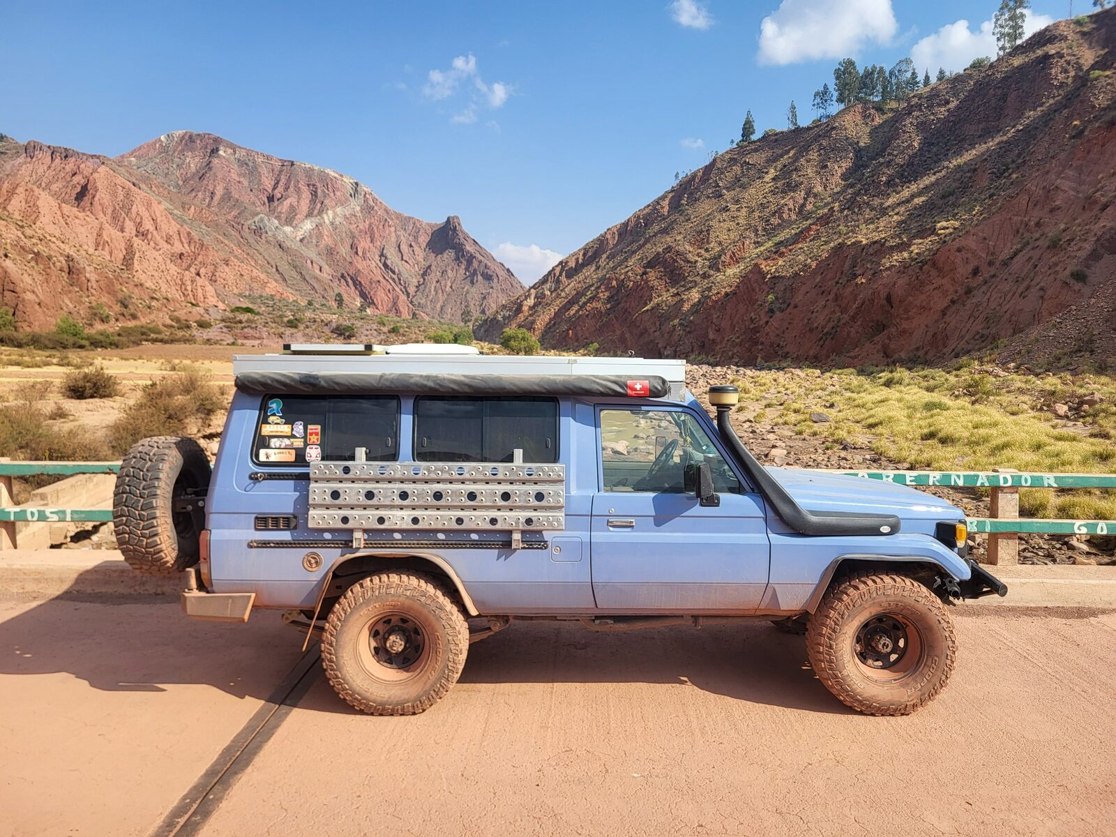 Land Cruiser in einem roten Tal