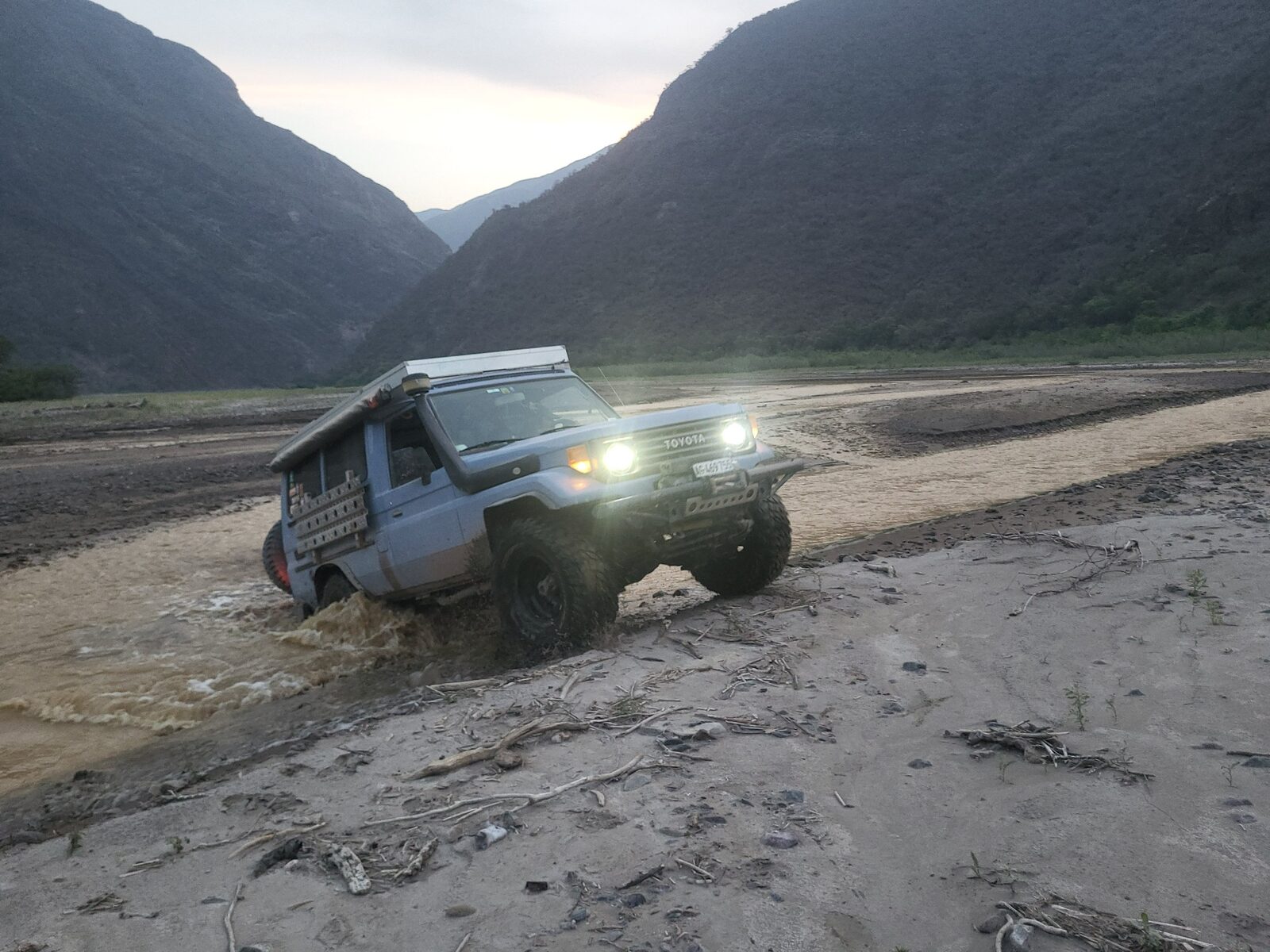 Land Cruiser bei einer Wasserüberquerung