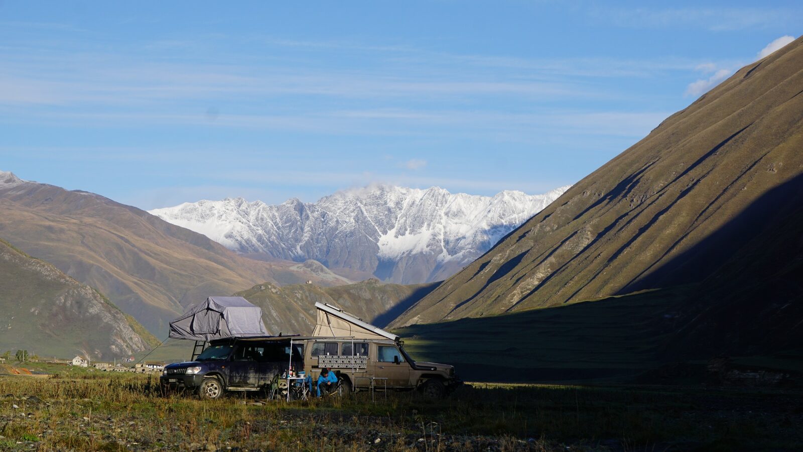 Camp vor verschneiten Kaukasusbergen