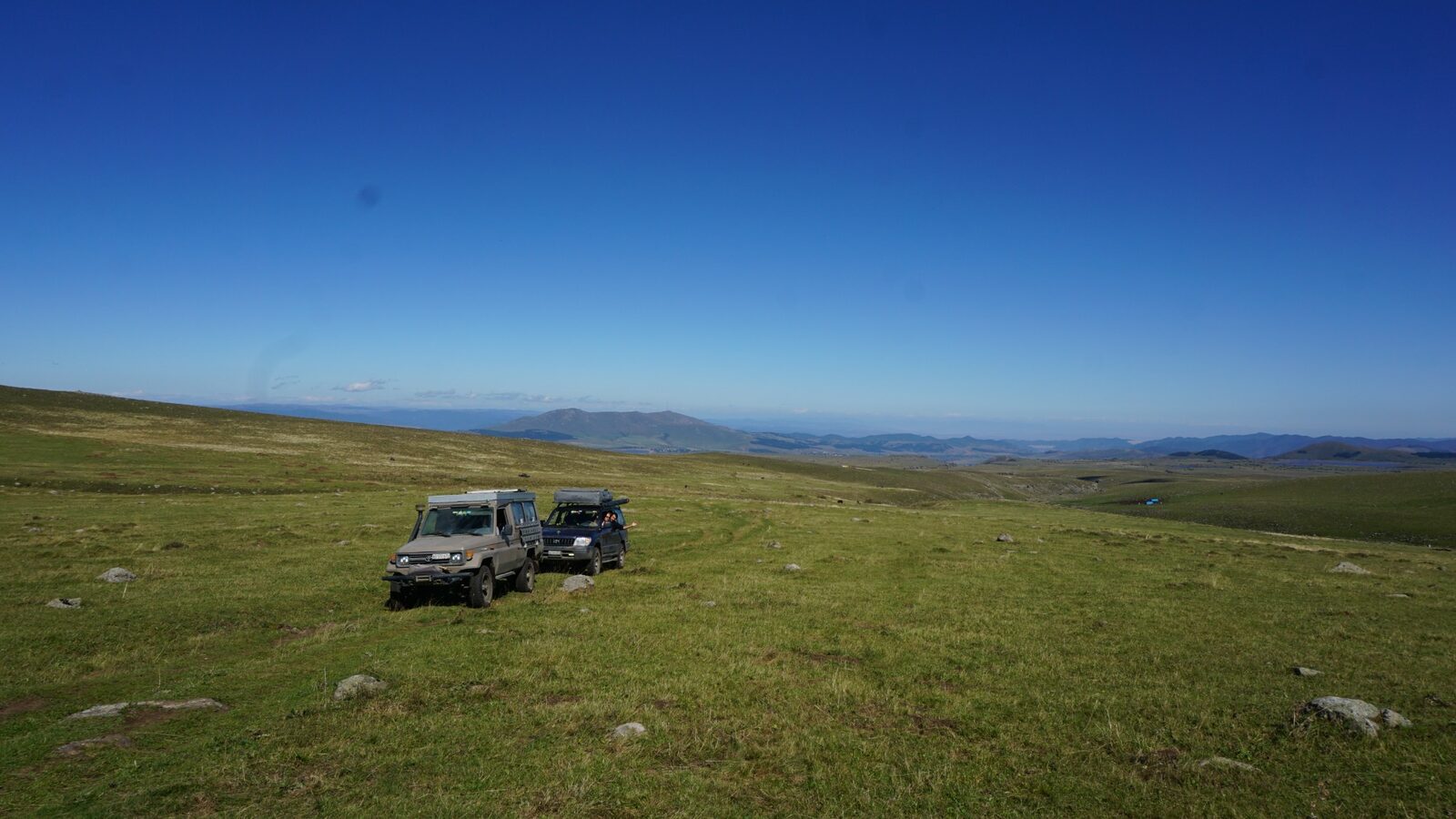 Zwei Geländewagen im Hochland