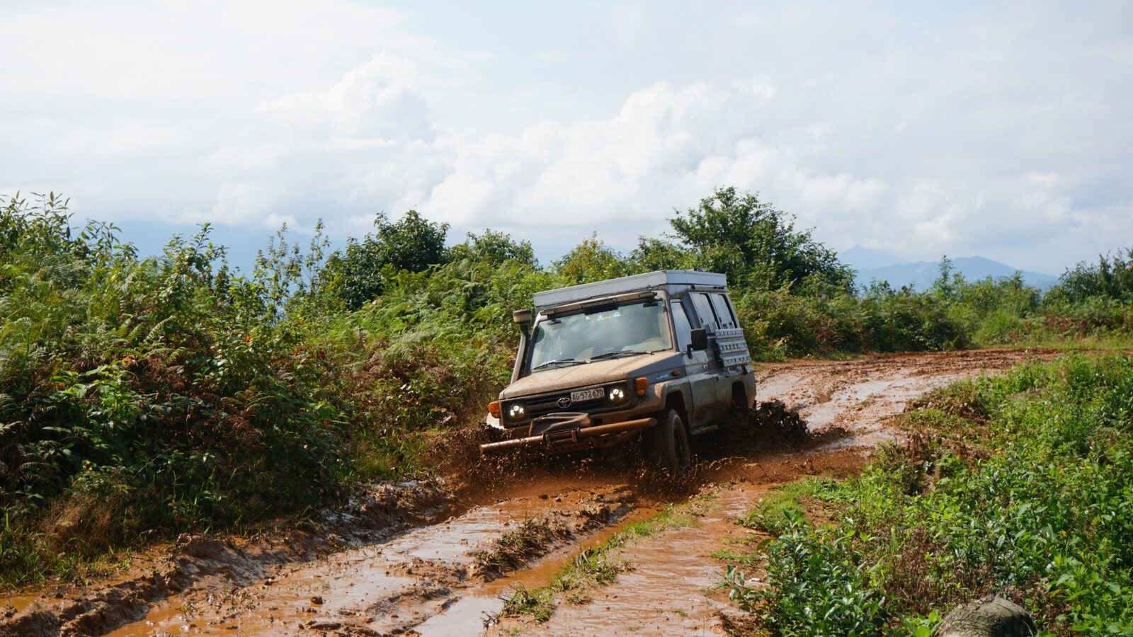 Land Cruiser auf schlammiger Piste